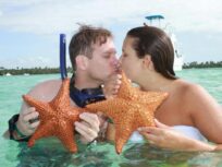 Pareja Besandose + Estrella de Mar en Piscina Natural - Saona VIP - Stay Happy RD